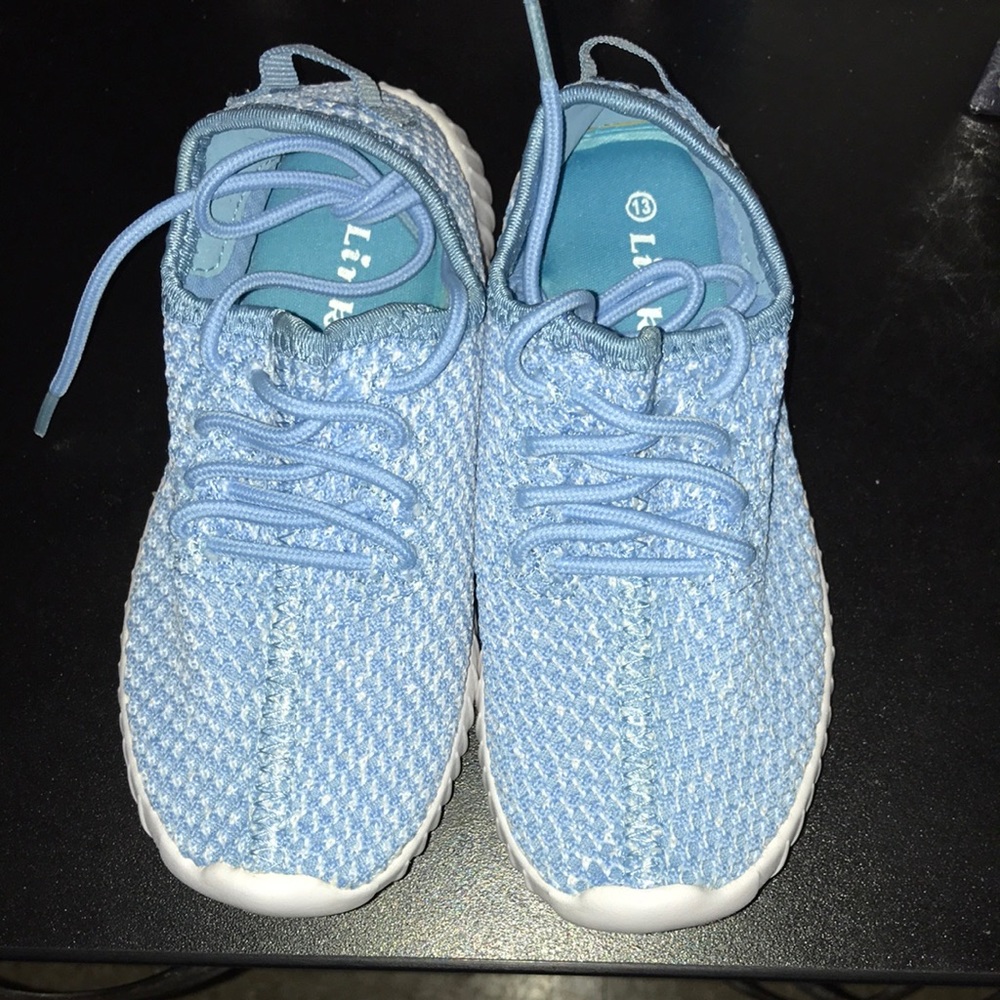 It’s link shoe and a size 13 in toddlers